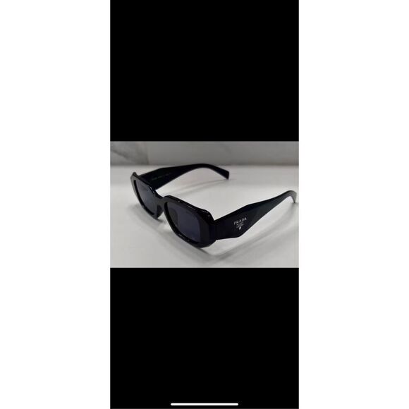 😎🔥PRADA  iconic classic sunglasses, sleek black design , And all one piece mak - Picture 2 of 15